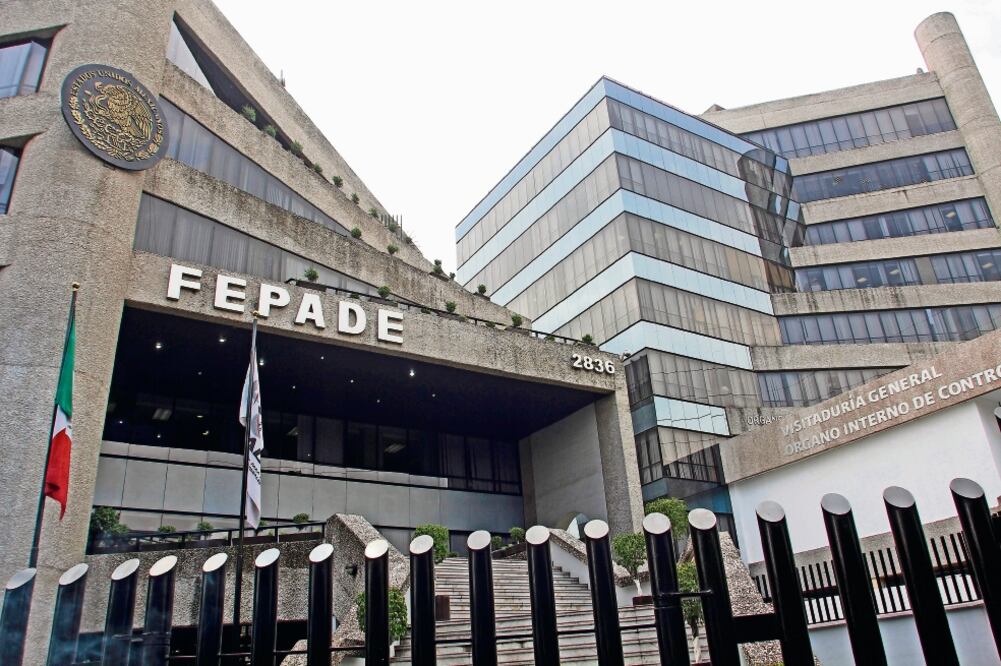 La FEPADE sería el organismo encargado de abrir una carpeta de investigación sobre la multa interpuesta por el INE a Morena por el supuesto desvío de recursos del fideicomiso Por los Demás. (ARCHIVO EL UNIVERSAL)