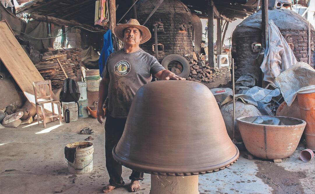 Abdías Solano elabora con barro cazuelas moleras de gran formato, las cuales se usan principalmente durante celebraciones en comunidades del Valle de México. 
FOTOS: CAROLINA ROMERO. EL UNIVERSAL