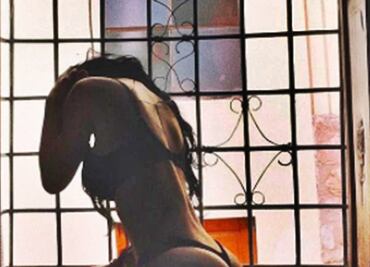 Kylie Jenner presume sus curvas semidesnuda