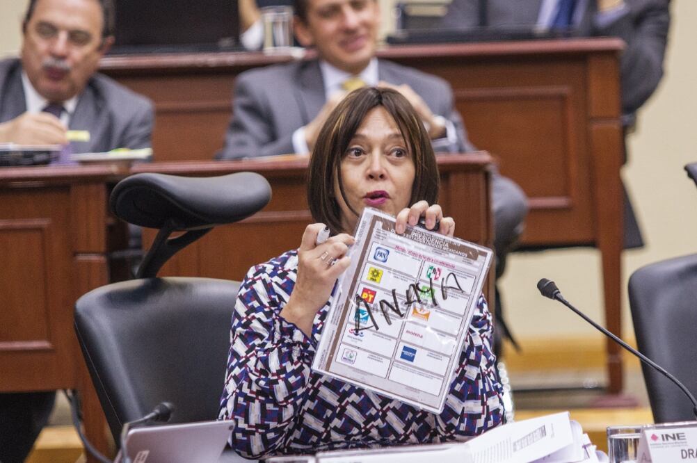 La consejera Adriana Margarita Favela Herrera muestra en la sesión de ayer cómo fue avalado que puedan votar los electores. (ISAAC ESQUIVEL. CUARTOSCURO)