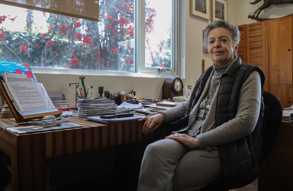 Bárbara Jacobs nació en Ciudad de México en 1947. En la imagen, la autora se encuentra en su estudio en su residencia en Coyoacán. Foto: Gabriel Pano /EL UNIVERSAL.