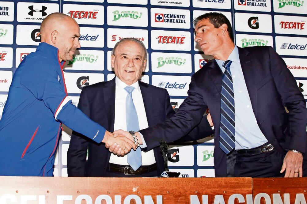 Guillermo Álvarez, presidente del club Cruz Azul (centro), y Eduardo de la Torre, presidente deportivo (derecha), dieron la bienvenida al técnico Francisco Jémez, durante la presentación oficial del técnico (AGUSTÍN SALINAS/EL UNIVERSAL)