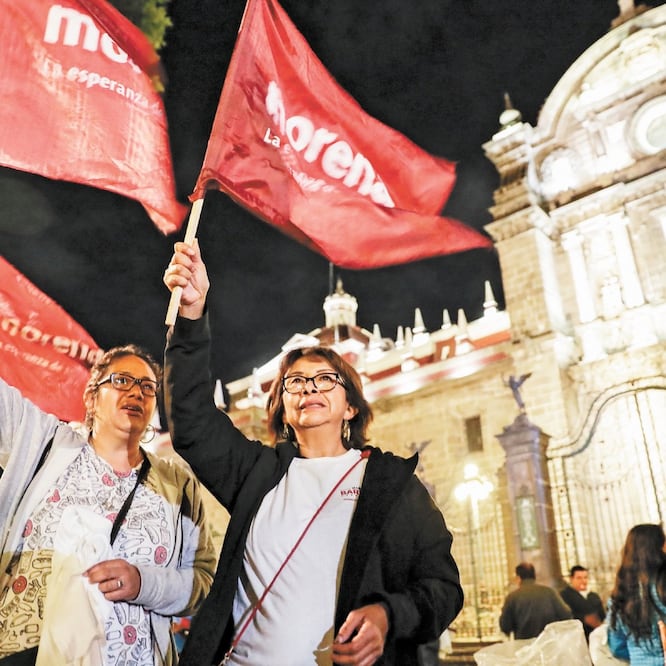 Tras los resultados preliminares de la elección, poblanos acudieron ayer al zócalo de la capital del estado a festejar el triunfo de Miguel Barbosa Huerta en la contienda por la gubernatura. IVÁN STEPHENS. EL UNIVERSAL