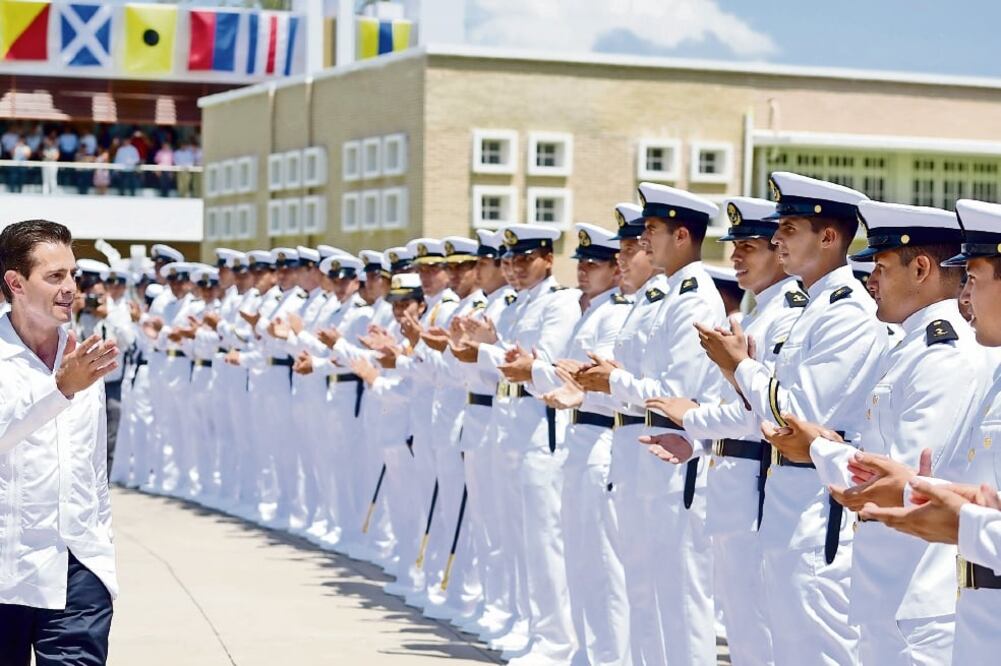 El presidente Enrique Peña Nieto encabezó ayer, por última vez, la graduación de estudiantes de la Heroica Escuela Naval Militar generación 2018, ante quienes aprovechó para despedirse. (PRESIDENCIA)