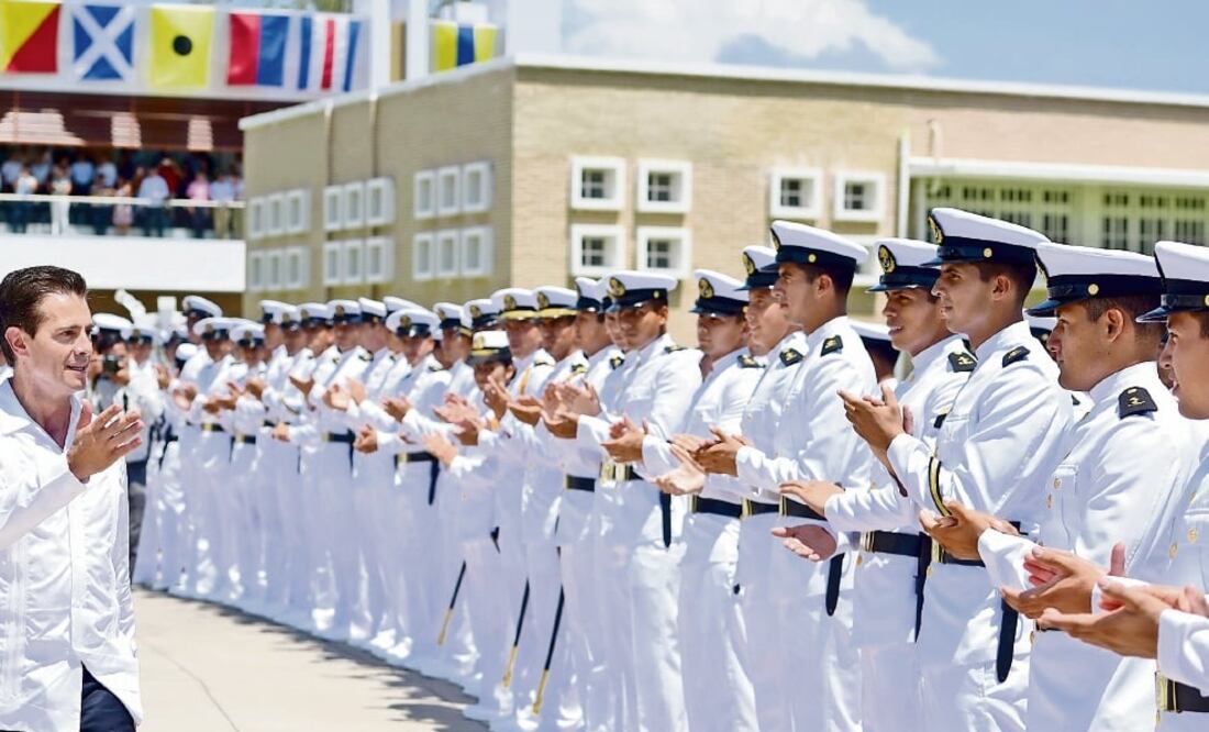 El presidente Enrique Peña Nieto encabezó ayer, por última vez, la graduación de estudiantes de la Heroica Escuela Naval Militar generación 2018, ante quienes aprovechó para despedirse. (PRESIDENCIA)