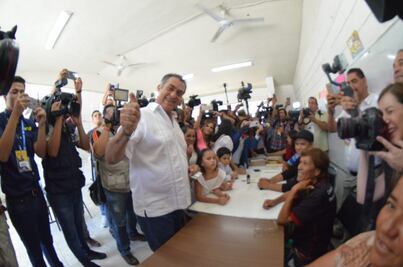 “El Bronco” vota en Nuevo León en compañía de su esposa e hijos