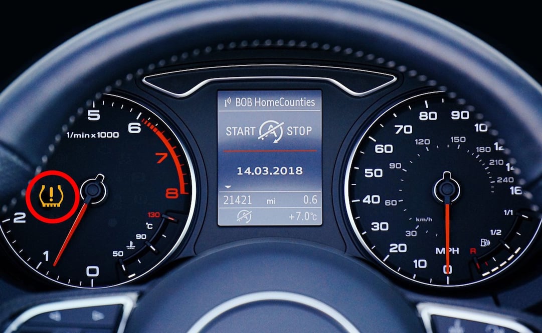 Si se enciente este testigo, toma una pausa para revisar las llantas de tu auto. Foto: Unsplash / Wikimedia Commons