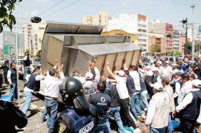 Chocan ambulantes de BJ y granaderos