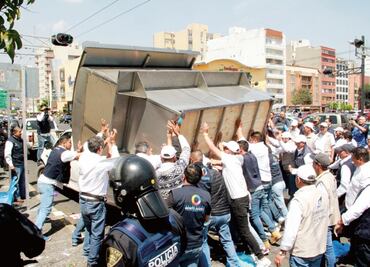 Chocan ambulantes de BJ y granaderos