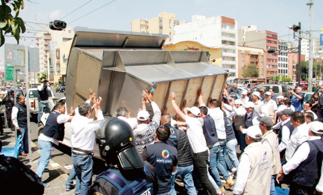 Un operativo para retirar puestos ambulantes sin permiso en avenida Universidad dejó varios heridos, entre ellos un policía baleado, y un detenido. Foto: ESPECIAL