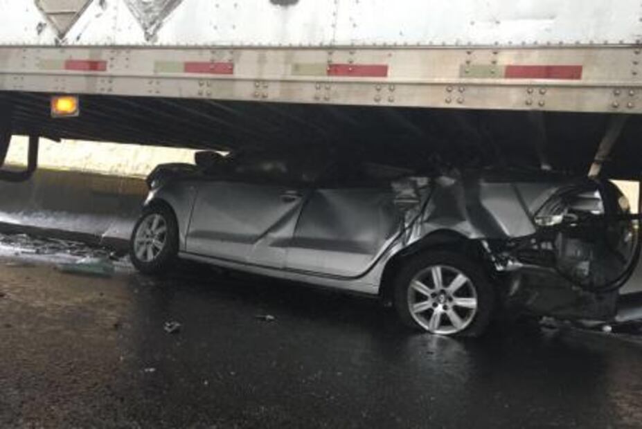 Trailer embiste a dos autos en la Chamapa-Lechería