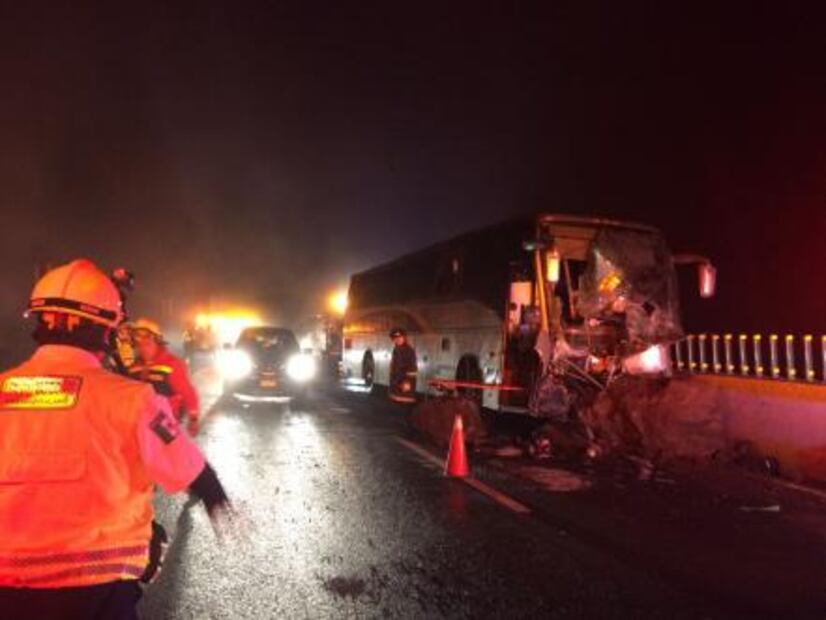 Autobús, con maestros a bordo, choca en "La Pera"; hay un muerto