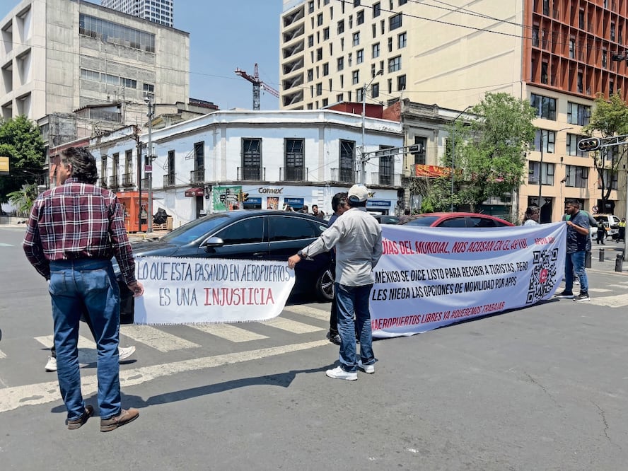 Cerca de 50 conductores bloquearon con unos 40 vehículos la avenida Bucareli, frente a la Secretaría de Gobernación. Foto: Juan Carlos Williams / EL UNIVERSAL