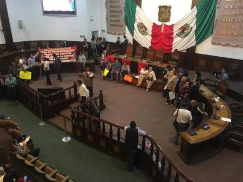 Profesores jubilados toman tribuna y oficinas del Congreso de Coahuila