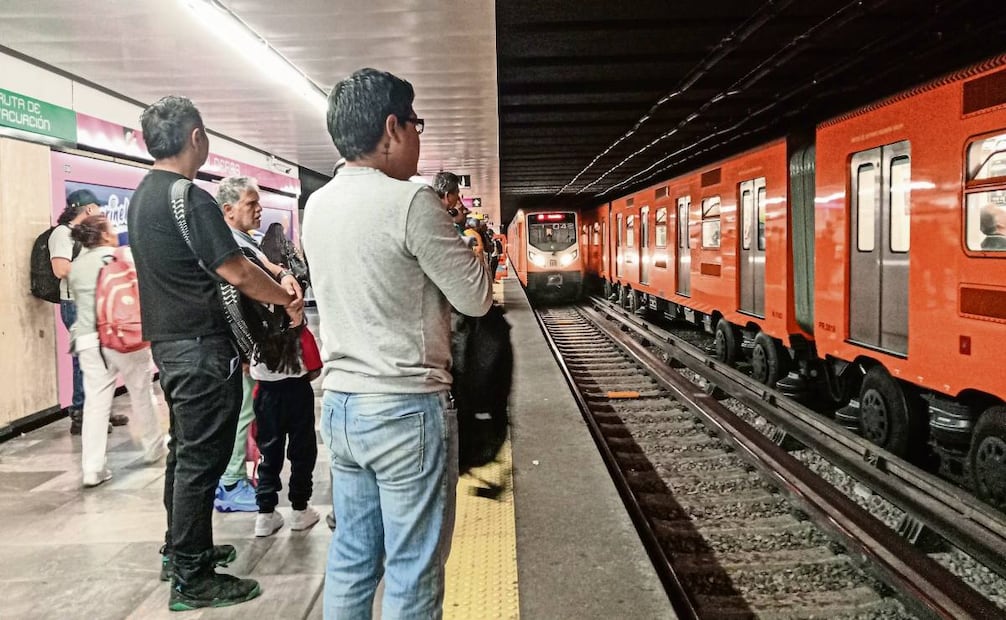 Entre las 14:00 y 15:00 horas, los trenes tienen retrasos de hasta cuatro
minutos en cada estación. Foto: GABRIEL PANO. EL UNIVERSAL