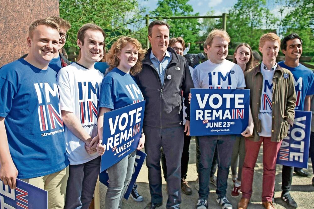 El primer ministro británico, David Cameron, aparece junto a promotores del voto a favor de la permanencia de Gran Bretaña en la UE, referéndum que se llevará a cabo el 23 de junio (KEVIN COOMBS. REUTERS)