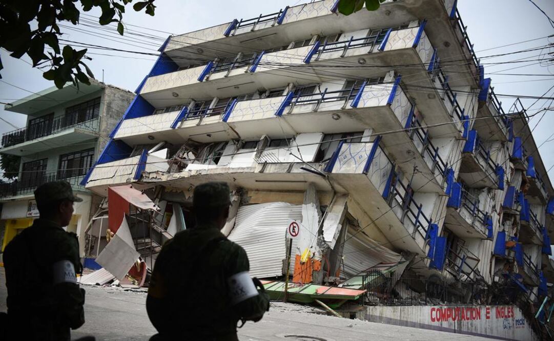 Recorre Peña Nieto calles de Juchitán, el municipio más afectado tras sismo