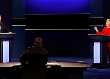 Trump no revela declaración fiscal porque "oculta algo": Clinton