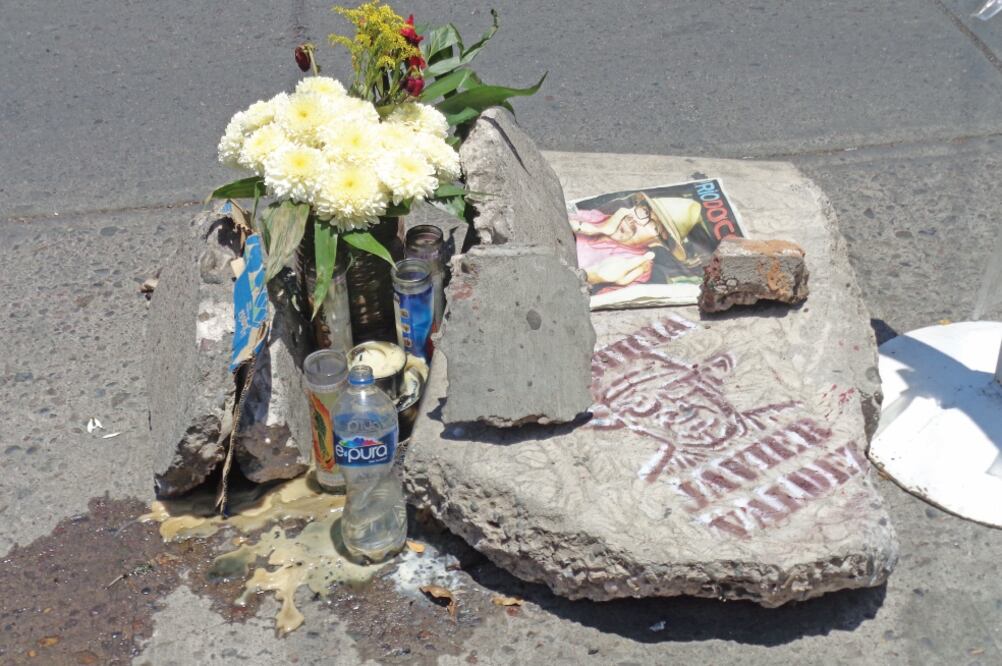 A la piedra colocada de manera anónima en la calle de Riva Palacio le acompaña una fotografía del periodista, un ramo de flores, una cruz y un ejemplar de la última edición del semanario RíoDoce (JAVIER CABRERA. EL UNIVERSAL)