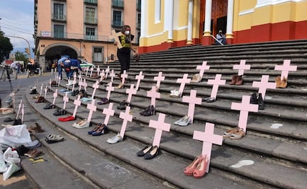 Con cruces, protestan por feminicidios en Palacio de Gobierno de Veracruz