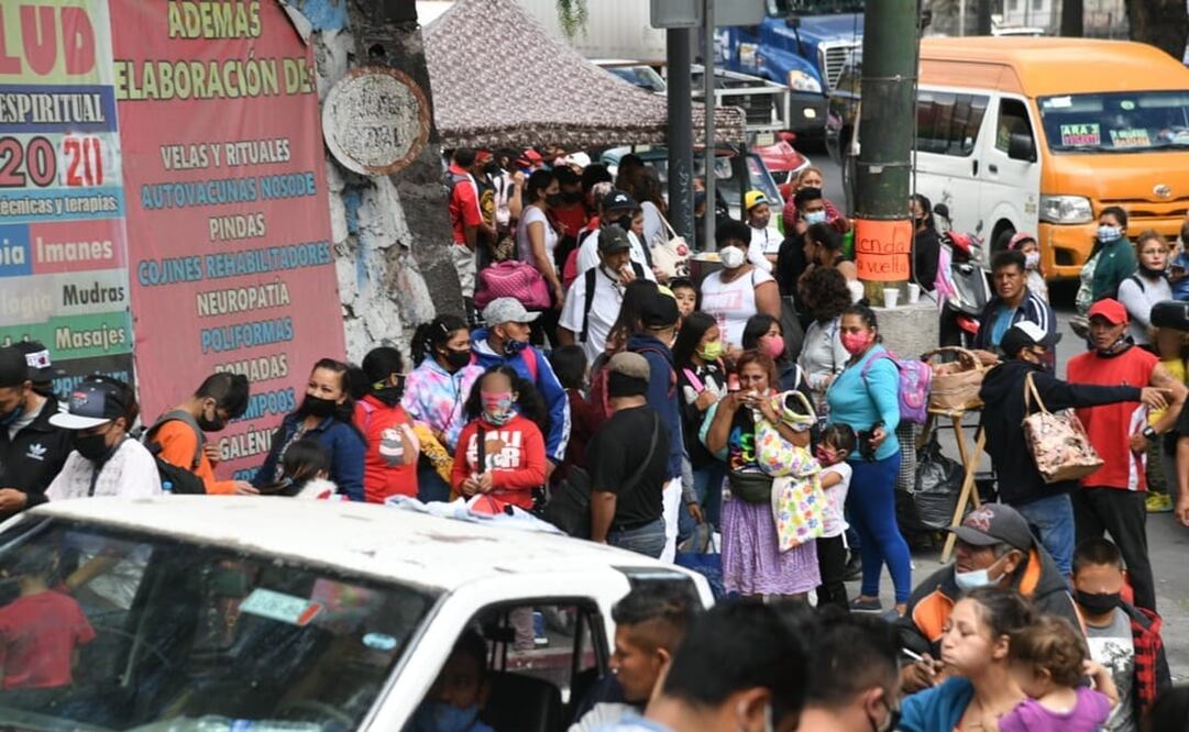 A pesar de que el lugar tiene sellos de suspensión de actividades, las personas esperan afuera. Foto: Hugo García / EL UNIVERSAL 