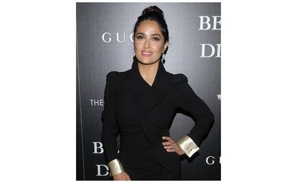 Salma Hayek encanta con el movimiento de sus caderas