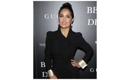 Salma Hayek encanta con el movimiento de sus caderas