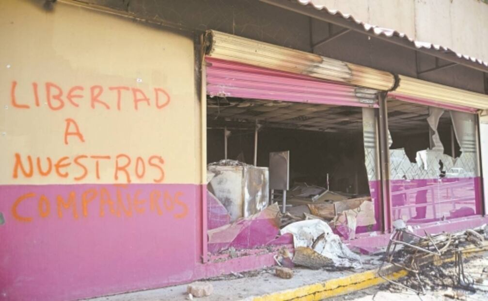 Escalan protestas de normalistas; queman instalaciones del INE