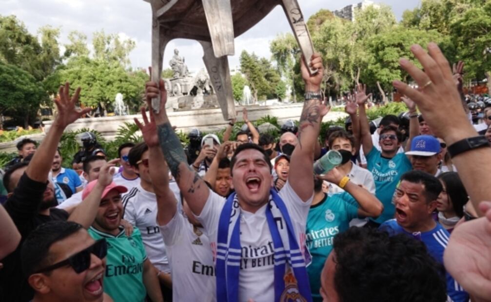 Aficionados del Real Madrid celebran victoria en la Glorieta de Las Cibeles en CDMX 