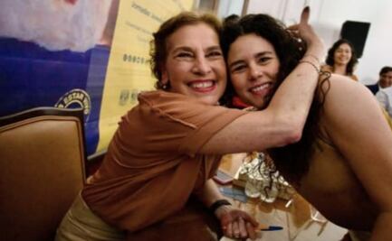 Luisa Alcalde acompaña a Beatriz Gutiérrez a presentación de su nuevo libro en Minería; “mucha felicidades”, escribe