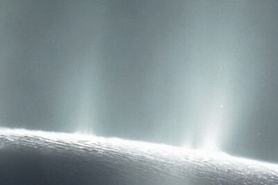 Podría haber vida microbiana en luna de Saturno: NASA
