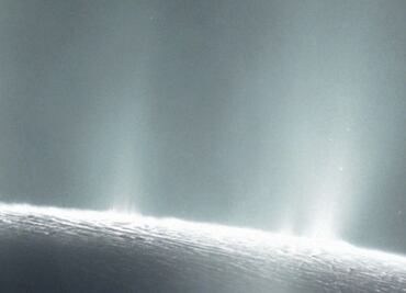 Podría haber vida microbiana en luna de Saturno: NASA