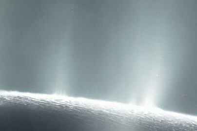 Podría haber vida microbiana en luna de Saturno: NASA 