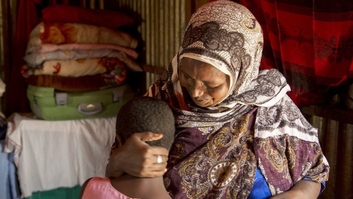 Practicante de la ablación femenina con su nieta de diez años en Somalilandia. Foto: ONU