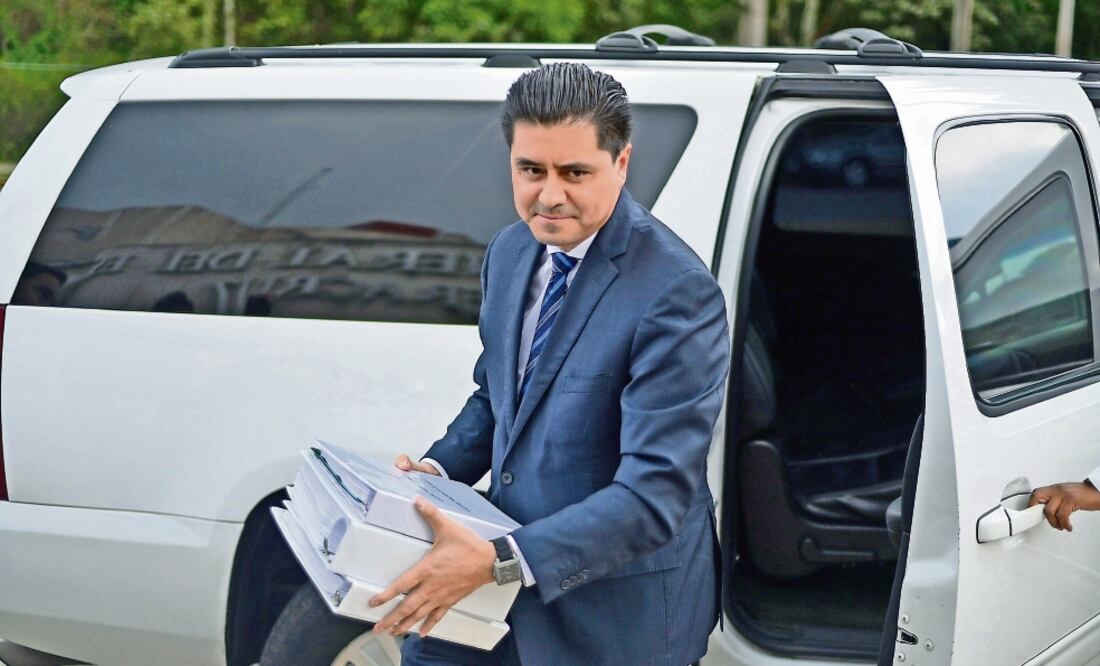 Rogelio Franco Castán, secretario de Gobierno, acudió a la fiscalia del estado a presentar una carpeta con lo que llamó “información relevante” para dar con el paradero de Karime Macías, esposa del ex gobernador Javier Duarte. Foto: CUARTOSCURO