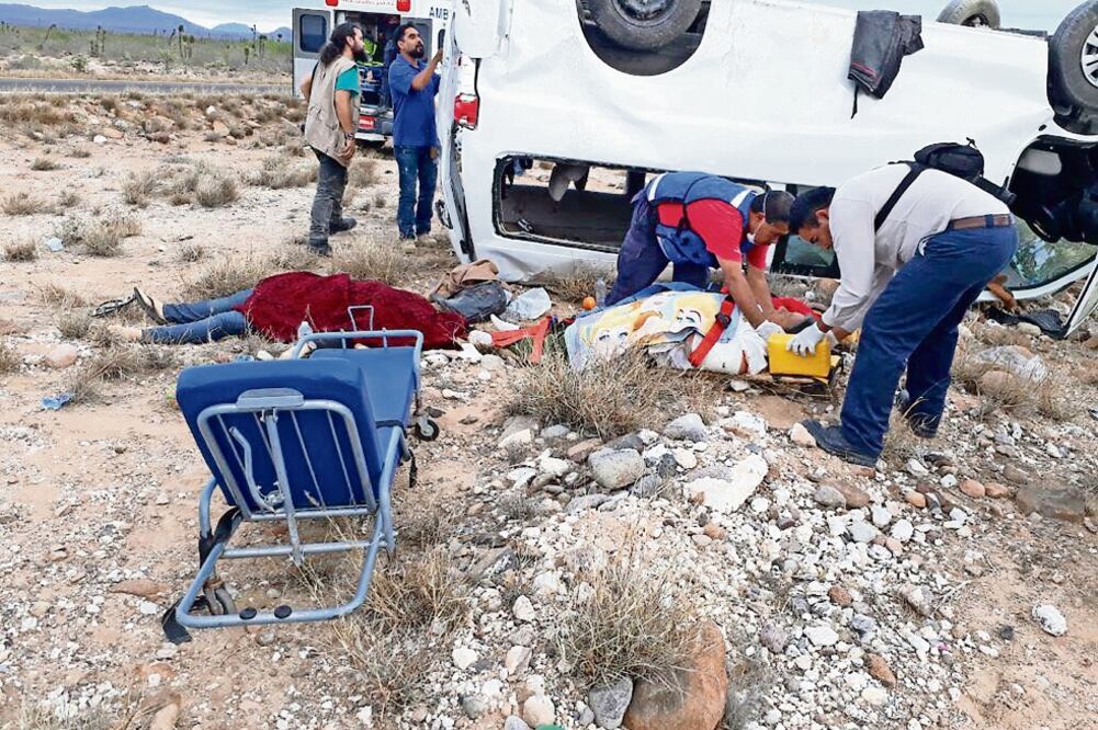 La camioneta Van Nissan donde viajaba María de Jesús Patricio Martínez, Marichuy , sufrió un percance al salirse del camino en la carretera transpeninsular, en la zona norte, cerca de la comunidad de San Ignacio y volcar. (ESPECIAL)