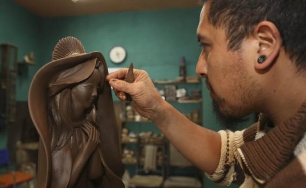 Artesanos de la Virgen de Guadalupe sobreviven entre tradición e innovación