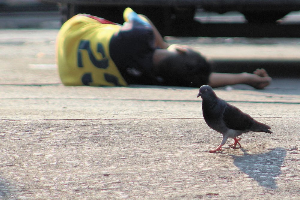 El cadáver de un menor salvadoreño asesinado, como parte del intenso escenario de violencia en El Salvador, yace en un estacionamiento en la capital de ese país. Foto: CORTESÍA PERIÓDICO EL MUNDO