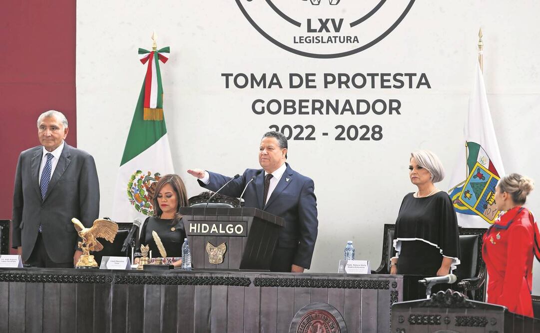 Ante ciudadanos y políticos, Julio Menchaca rindió ayer protesta como gobernador de Hidalgo y prometió que erradicará la corrupción y la impunidad. Foto: Valente Rosas/ EL UNIVERSAL