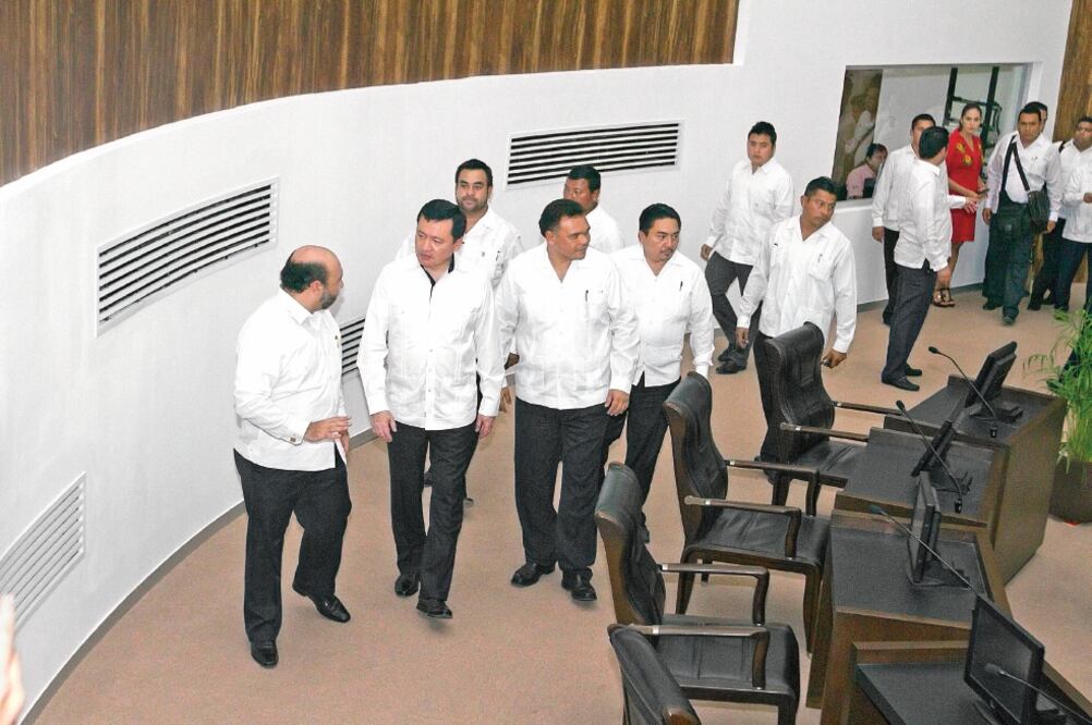 El secretario de Gobernación, Miguel Ángel Osorio Chong, realizó una gira por Yucatán, donde reiteró su llamado a los maestros para que acaten la ley (HUGO BORGES. NOTIMEX)