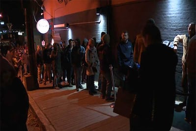 Canadienses hacen largas filas para comprar marihuana tras su legalización