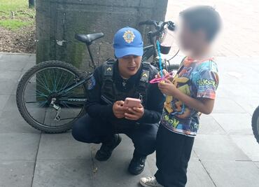 Policías resguardan a niño de 6 años extraviado en Chapultepec; se reúne con sus padres