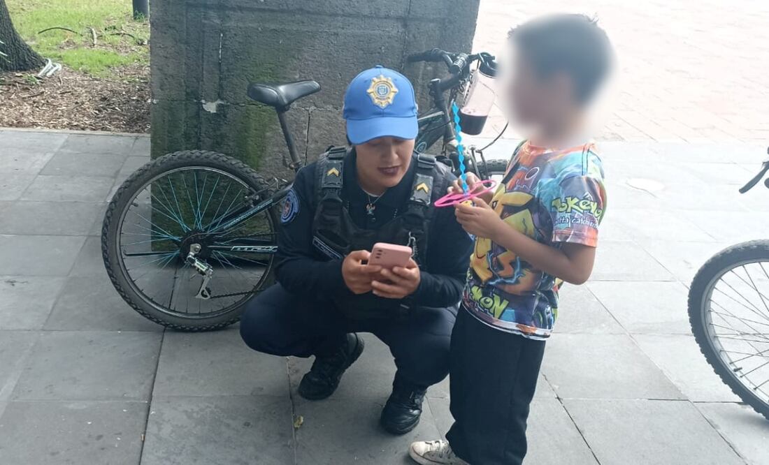 Policías resguardan a niño de 6 años extraviado en Chapultepec. Foto: Especial