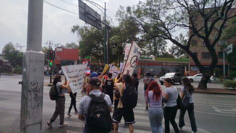 Estudiantes y docentes bloquean Insurgentes Sur; afectan servicio de Línea 1 del Metrobús