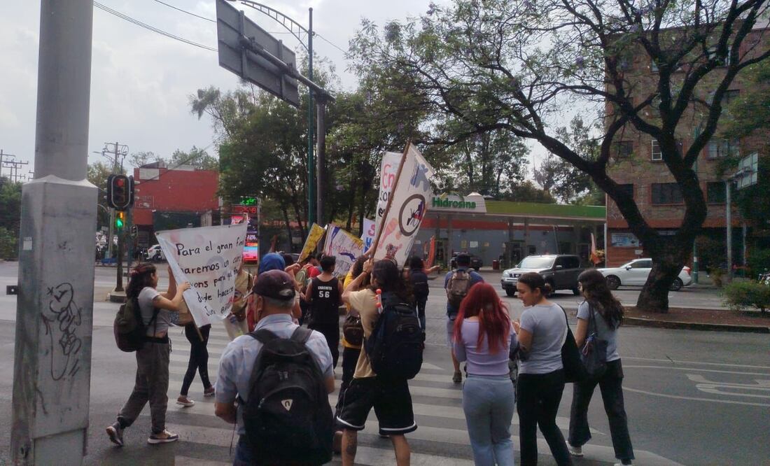 Estudiantes y docentes de la Licenciatura en Artes Circenses Contemporáneas (LACC), pertenecientes a la organización Cirko de Mente, bloquearon esta tarde ambos sentidos de Avenida Insurgentes Sur, a la altura de Avenida de la Paz, causando serios problemas viales y afectaciones en el Metrobús. (Foto: especial)