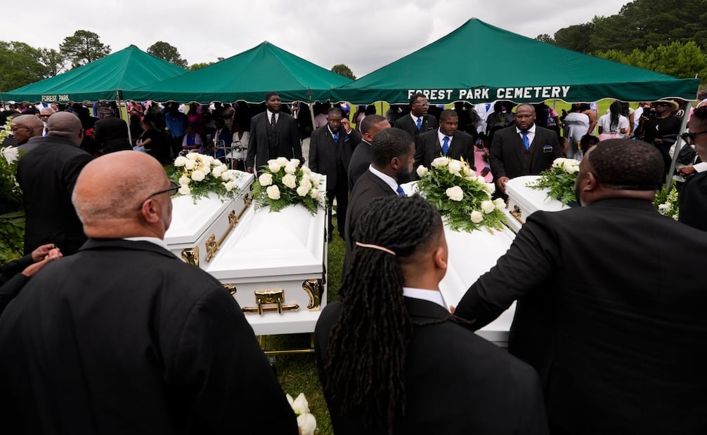 Llegan los ataúdes de los ocho niños asesinados en un tiroteo masivo al cementerio Forest Park West (09/05/2026). Foto: AP.