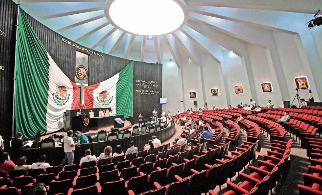 El cuerpo legislativo pasará a la historia como el primero en quedar integrado sólo con 84% de suplentes, pues 21 de los 25 legisladores que lo integran solicitaron licencia para participar en el proceso electoral de este año (SILVIA HERNÁNDEZ)