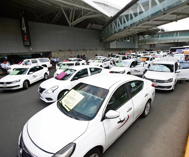 Integrantes del Movimiento Nacional Taxista comenzaron el bloqueo a las 12:45 horas y liberaron las vialidades después de las 17:00. Foto: Valente Rosas/EL UNIVERSAL