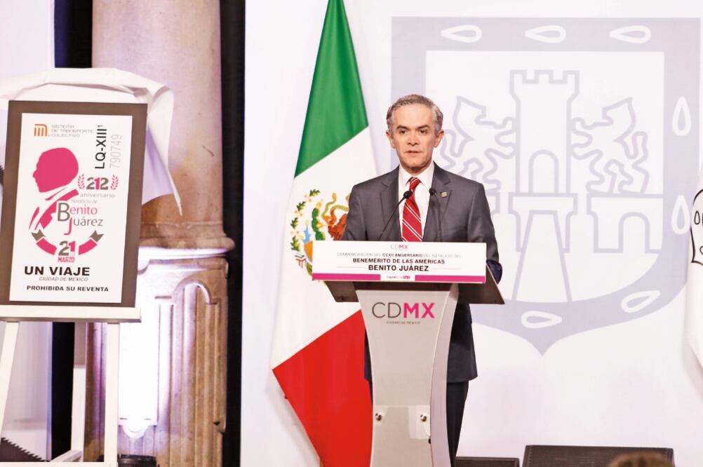 El mandatario local presentó el boleto de Metro por el aniversario del ex presidente Benito Juárez. (AGUSTÍN SALINAS. EL UNIVERSAL)