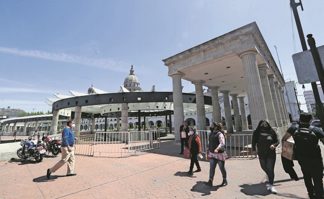 La emblemática plaza González Arratia, en Toluca, presenta hundimiento en algunas partes; las autoridades esperan un peritaje para saber el nivel de daño del sitio. Foto: JORGE ALVARADO. EL UNIVERSA